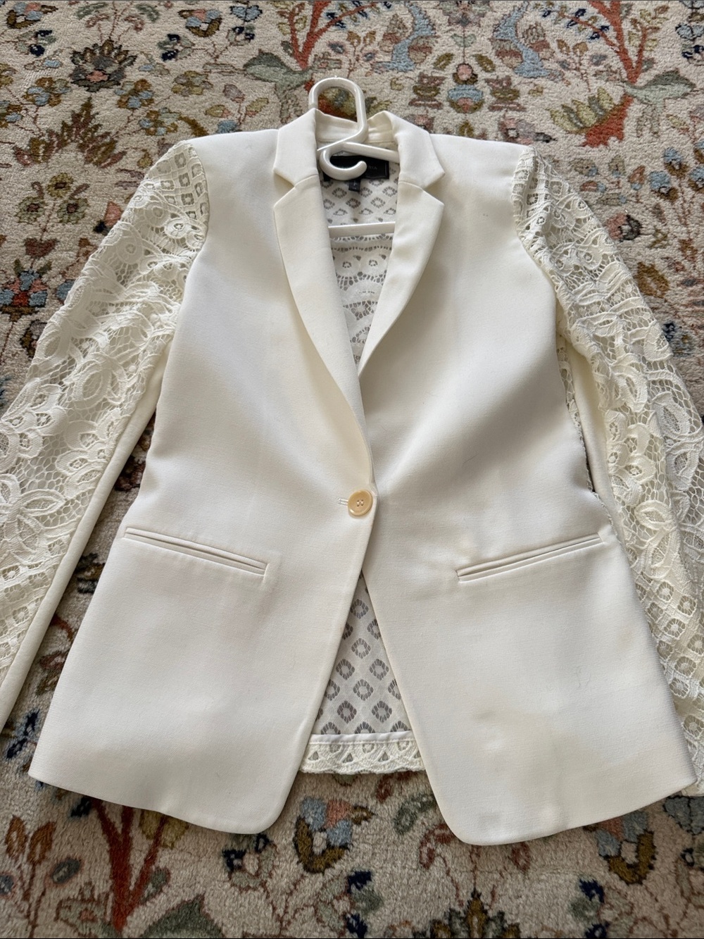 Exquisite BCBG MaxAzria blazer with entire back and sleeves in lace XS